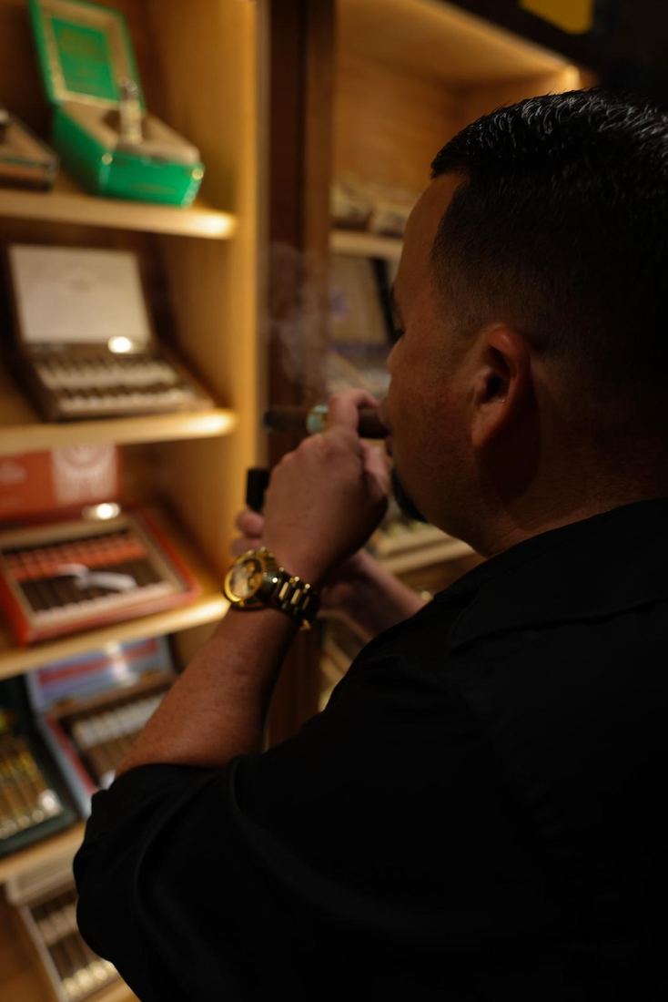 Dentro del humidor de cedro, cajas abiertas en los estantes
