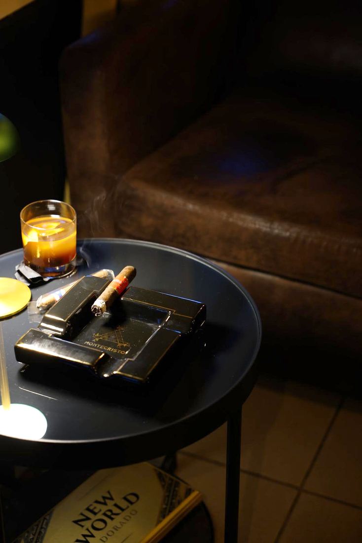 El salon de Pegadizo Cigar Lounge en Fajardo