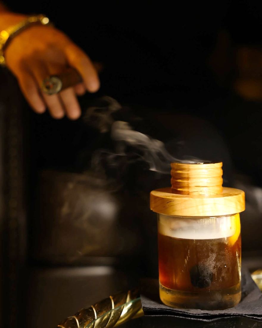 Un trago ahumado terminandose de preparar