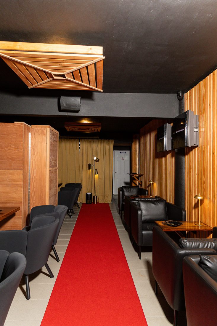 El speakeasy visto a lo largo, con la alfombra roja hasta el fondo