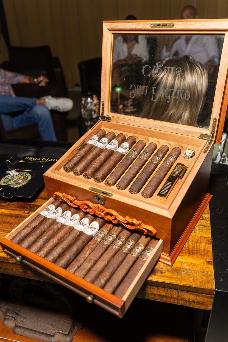 Humidor de cigarros Pegadizo abierto en el salon