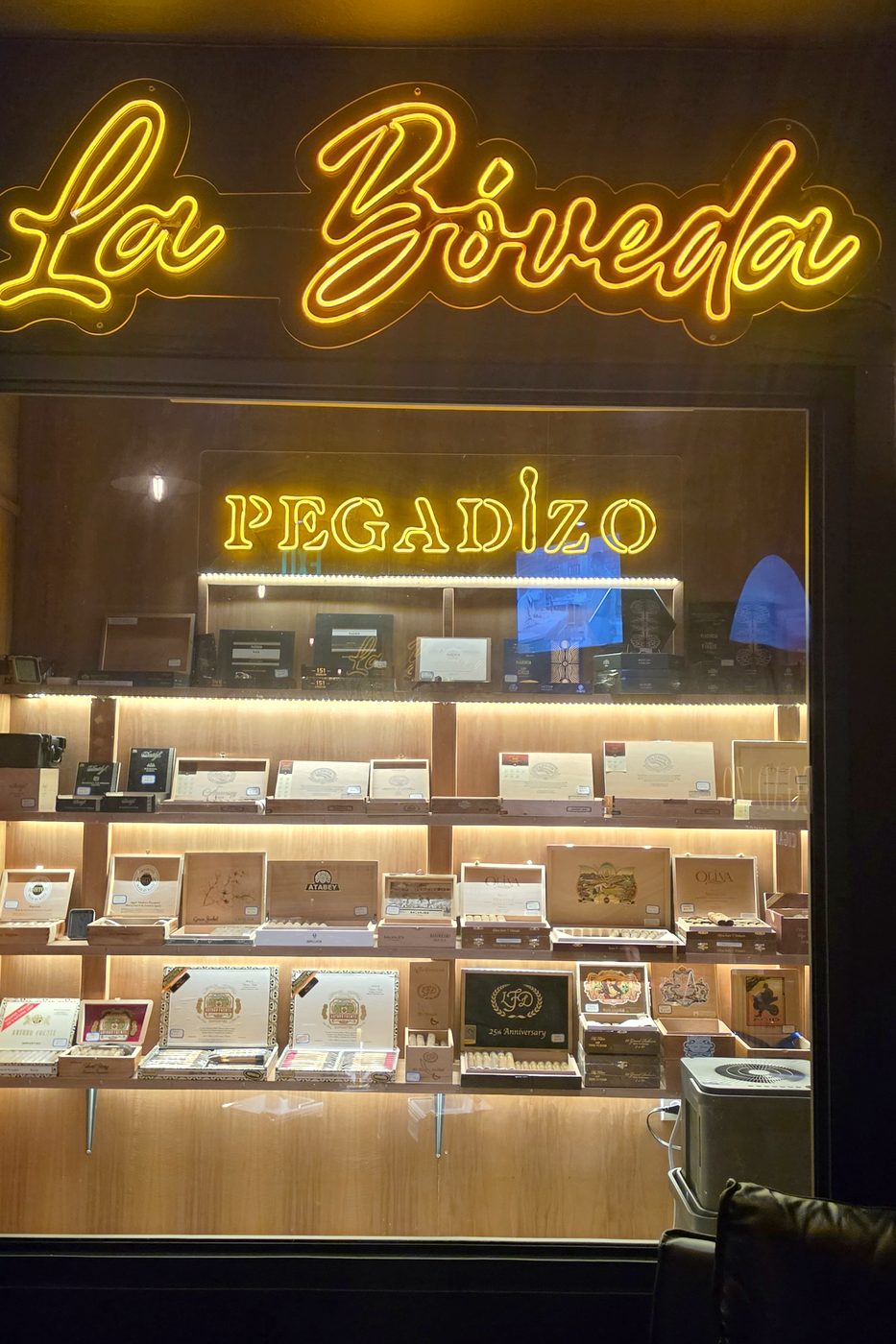 La vitrina de La Boveda, el humidor de Pegadizo, bajo el neon