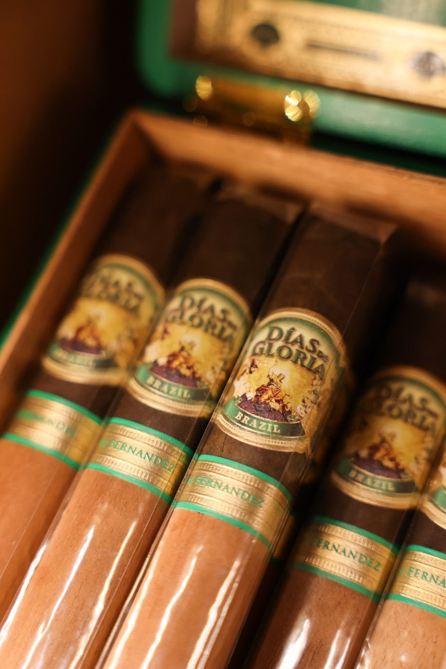 Cajas de cigarros abiertas en el humidor