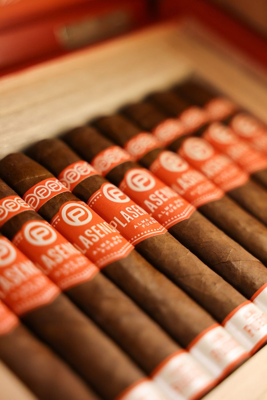 Cigarros con vitola roja en su caja