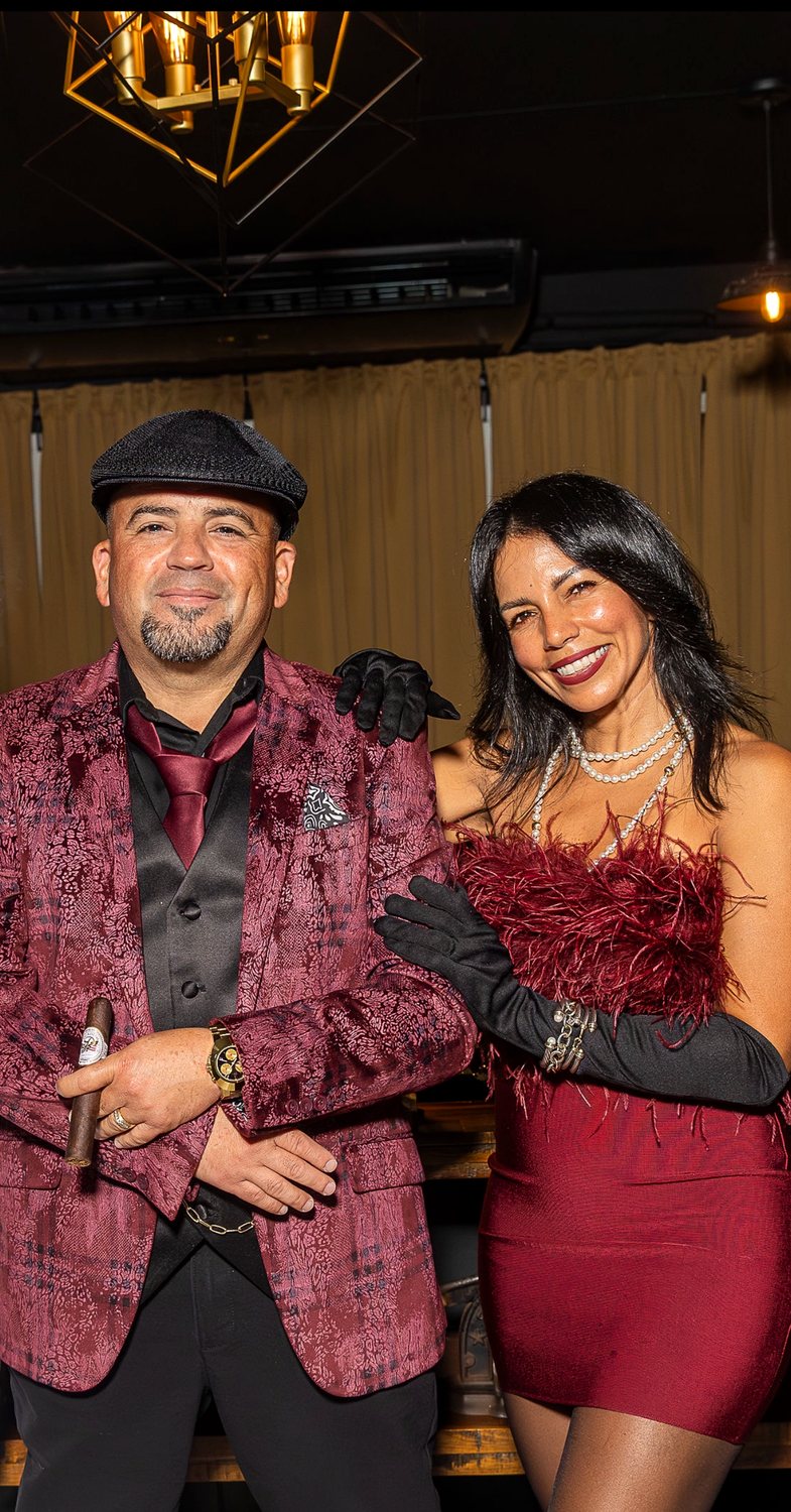 Johnny Maldonado y Mia en Pegadizo Cigar Lounge
