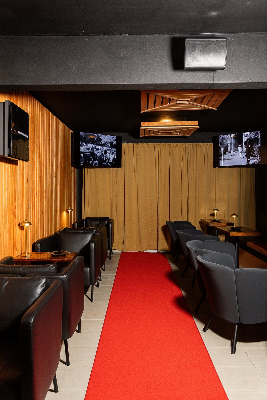 El Speakeasy de Pegadizo, con la alfombra roja a lo largo del salon y butacas a los lados